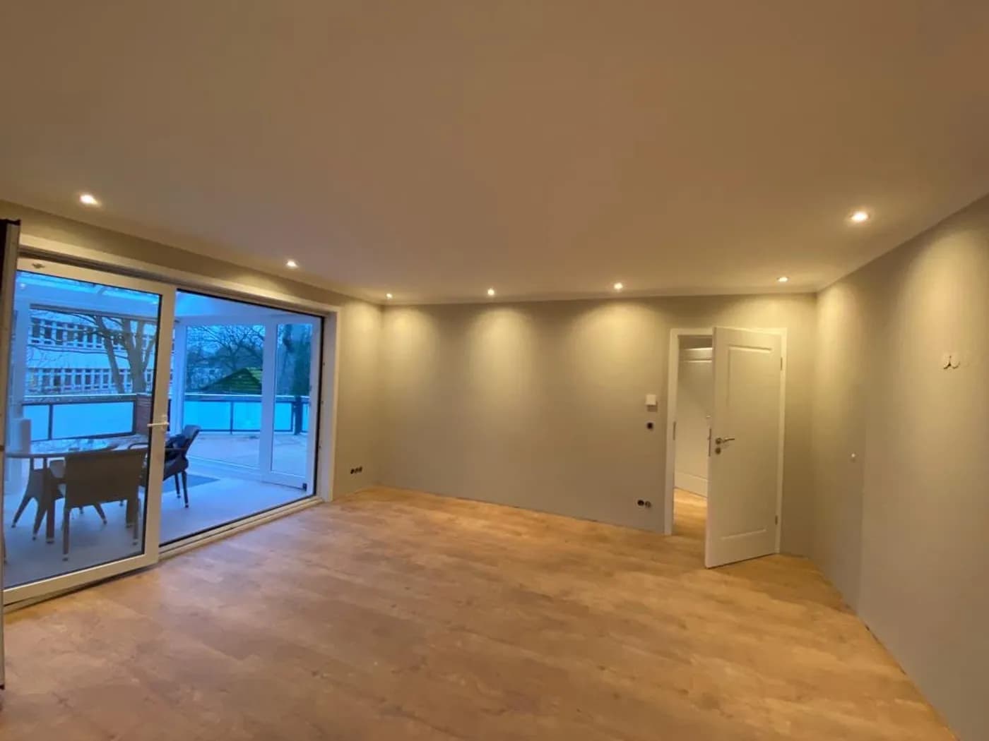 Offener Wohnbereich mit Terrassenzugang