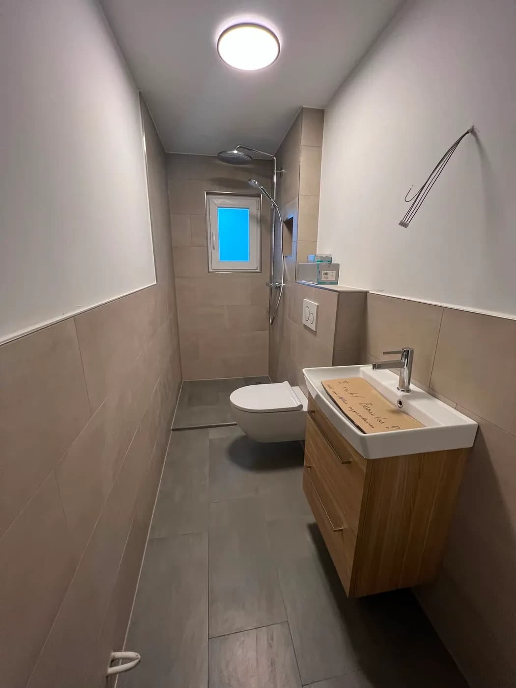 Bad mit Waschtisch und WC