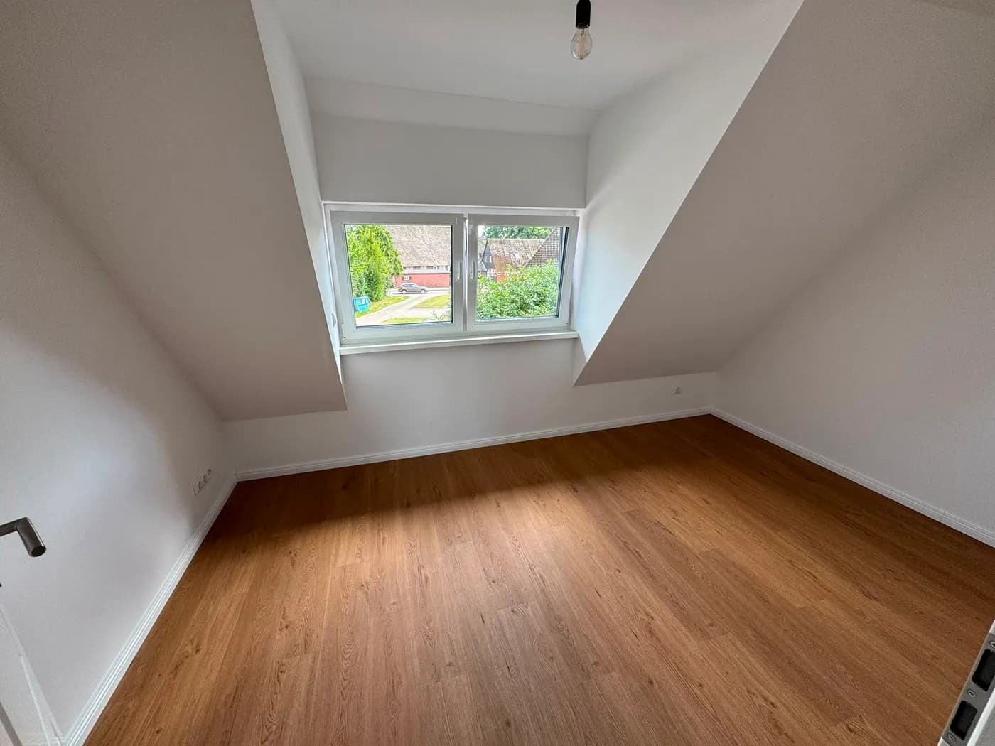 Dachzimmer mit Echtholzboden