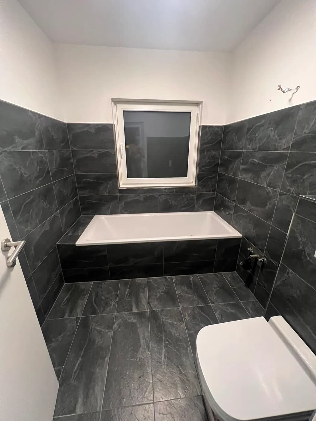 Bad mit Badewanne und WC