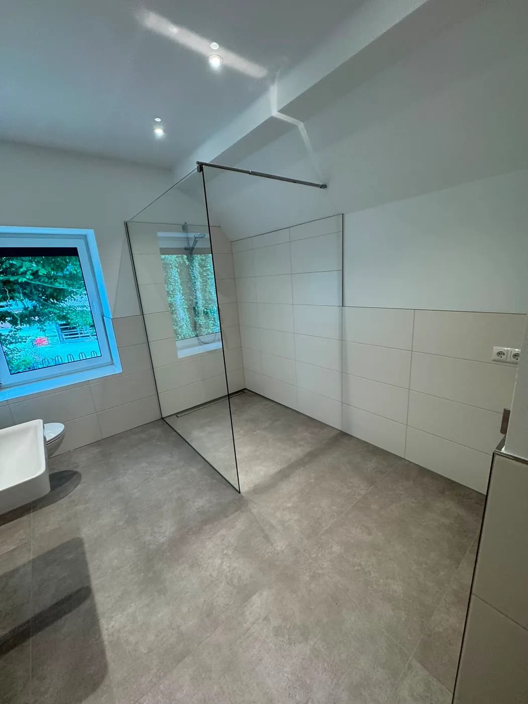 Helles Bad mit Walk-in-Dusche