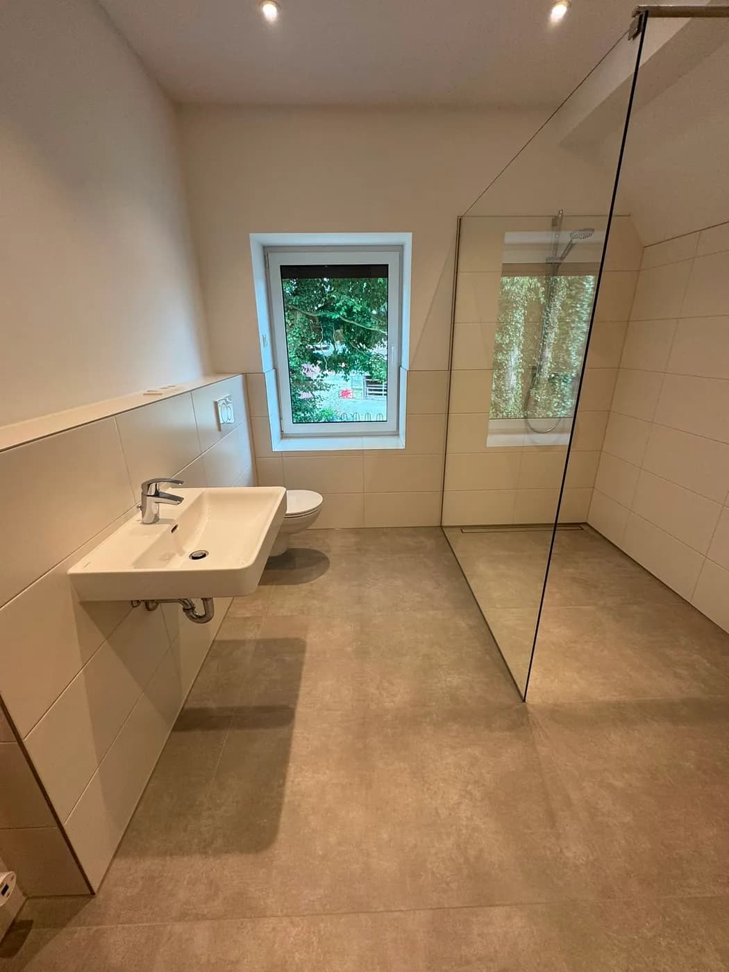 Bad mit Waschtisch und Walk-in-Dusche