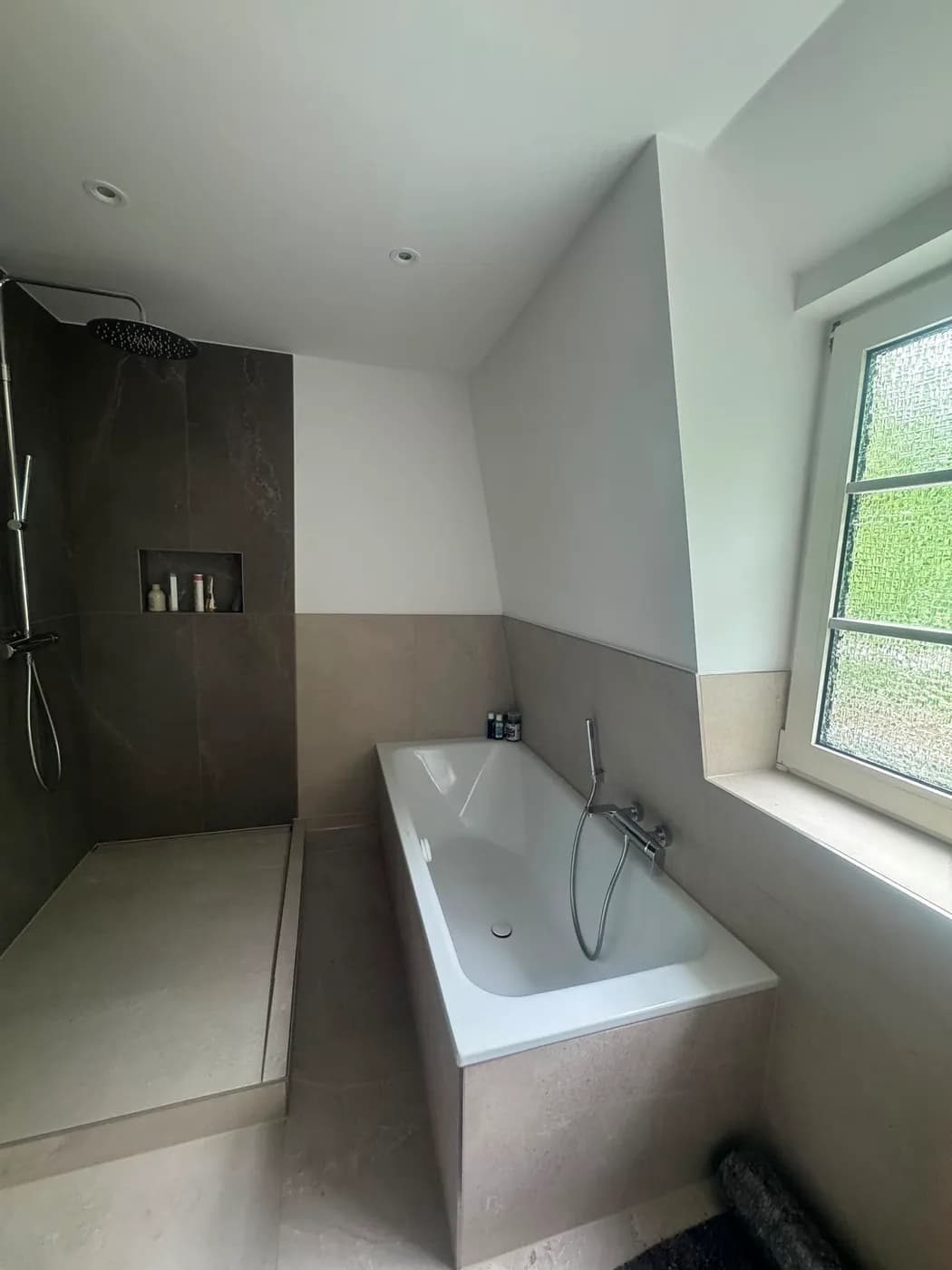 Bad mit Dachschräge, Wanne und Dusche