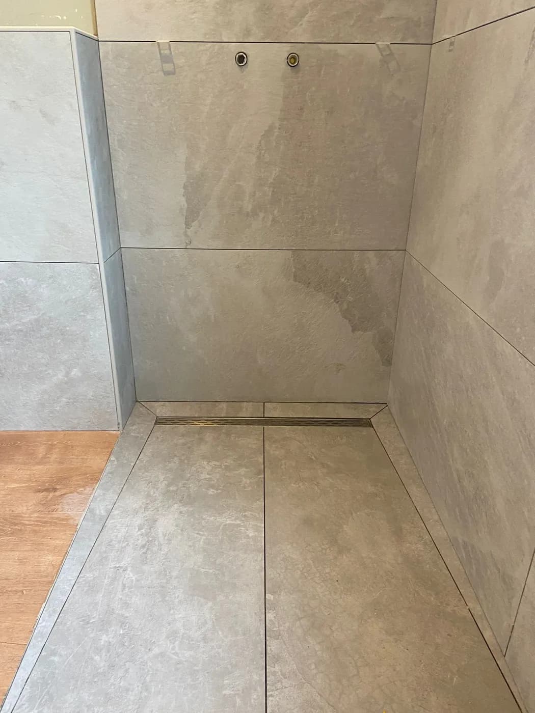 Ebenerdige Dusche mit Großformatfliesen