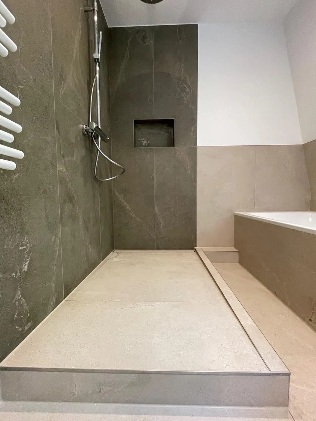 Bad mit Eckwanne und Dusche